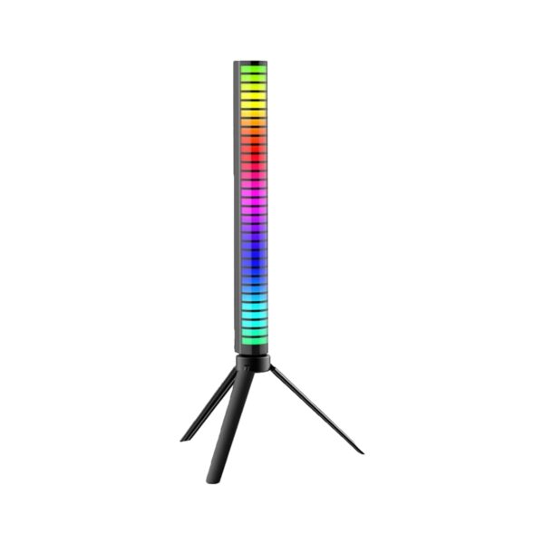 Ez a termék egy A5-RGB zenére villogó hangérzékelő LED dekorációs világítás, amely kiválóan alkalmas hangulatvilágításhoz. Itt találhatóak a főbb jellemzői és specifikációk: Hangérzékelő: Az eszköz beépített hangérzékelővel rendelkezik, így a fények a hangulathoz és a zenéhez igazodva váltakoznak és villognak. Fényjáték Üzemmódok: A gombok segítségével választhatók ki a fényjáték különböző üzemmódjai, beleértve a fényerősség és sebesség beállítását is. Összesen 17 különböző mód közül választhat. Telefonos Távirányítás: A dekorációs világítás lehetőség van telefonnal is vezérelni, ami rendkívül kényelmes használatot tesz lehetővé. Töltés: Az eszköz beépített akkumulátorral rendelkezik, egy csomagban található Type-C USB kábellel egyszerűen és gyorsan feltöltve. Méret: 190 x 18 x 18 mm Súly: 60 g A csomag tartalma: LED oszlop Háromlábú állvány USB-C kábel Ez a hangulatvilágítás kiváló választás lehet, hogy szórakoztató és hangulatos fényekkel alakítsa át a környezetét.