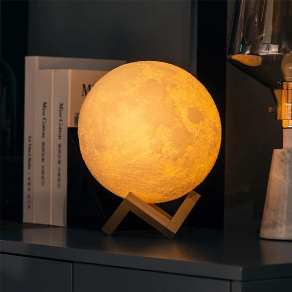 3D Hold Éjszakai lámpa 20cm, fa tartóval, távirínyítóval